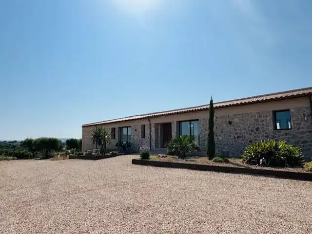 Discover this charming romantic finca located just 10 minutes from the vibrant city of Manacor and very close to the prestigious school — photo 3