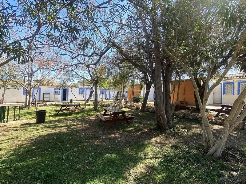 Licensed youth hostel hotel located a short distance from white sand beaches. — photo 5