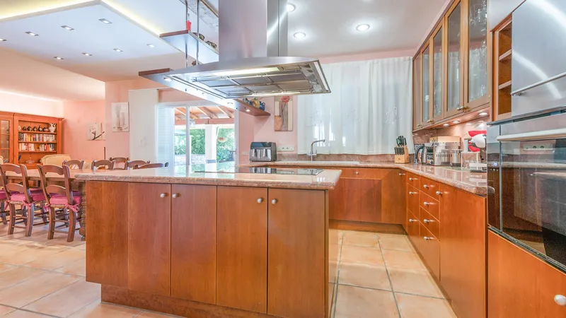Charming villa for sale in Bahia Blava with pool and garden — photo 9