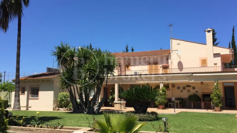 Expansive Country Estate with Tennis Court, Pool & Endless Potential near Inca — photo 2