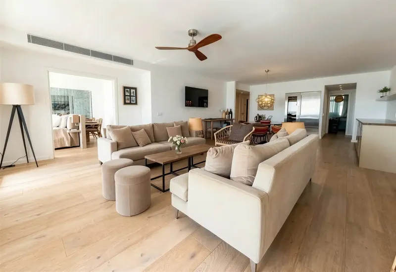 At the top of the Portixol coast, in a privileged first line of the sea, this impressive apartment is located on the 4th floor of a — photo 7