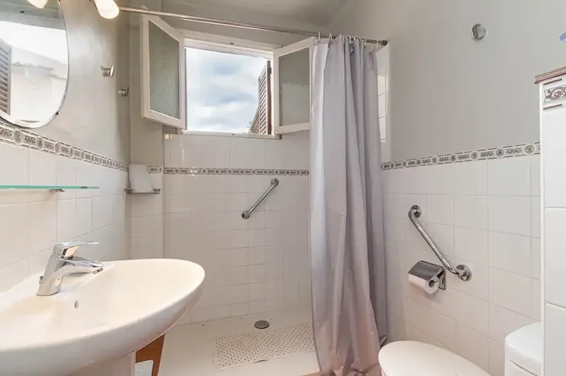 This wonderful six-bedroom house is for sale on one of the main shopping streets of Sóller, right next to the square — photo 11