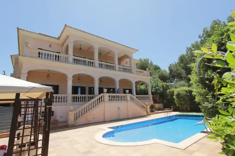 This impressive frontline beach chalet is located in Son Veri Nou, one of the best residential areas on the coast of Mallorca — photo 1