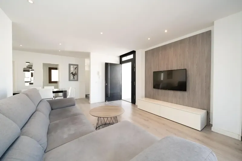 Located in one of the most prestigious areas of S’Illot, in Cala Morlanda, this magnificent property perfectly combines comfort, style — photo 6