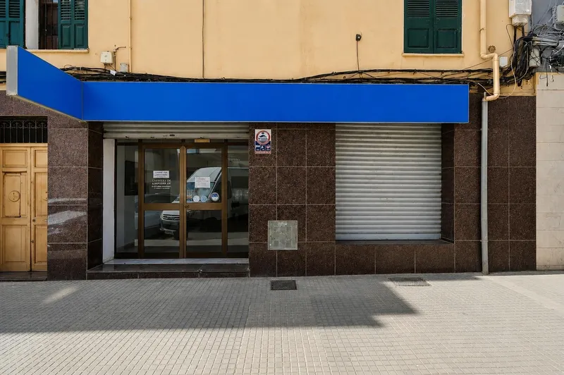 Commercial premises with large frontage, patio and multiple possibilities in Palma — photo 1