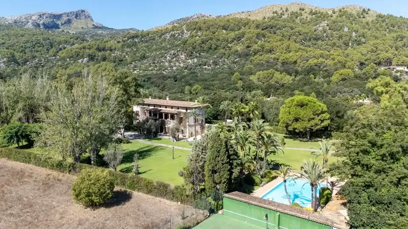 This spectacular property, of noble and authentic character, is located in a quiet valley of the Sierra de Tramuntana, a short distance — photo 2