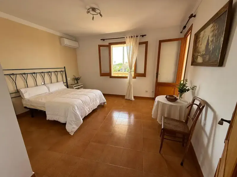 Encantadora finca rústica con casa de 2 plantas y parcela totalmente vallada. En la planta baja: acogedor comedor-salón con chimenea y cocin — photo 9