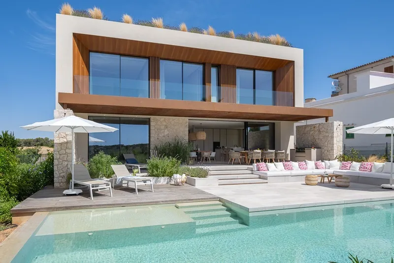 Harbor villa in first row with panoramic view and rural expanse — photo 1