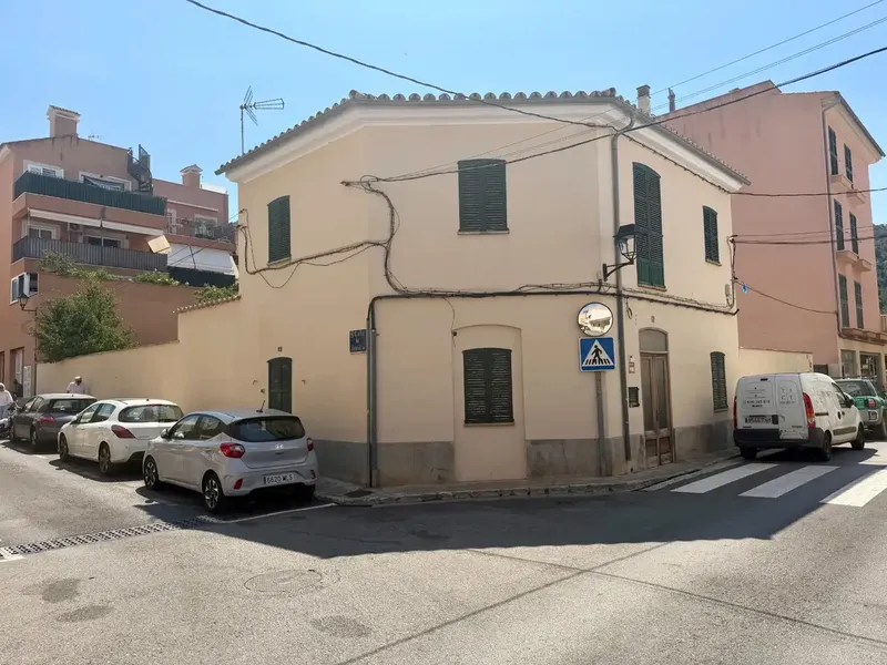 In the village of Andratx, we describe a property to renovate with great potential. — photo 1