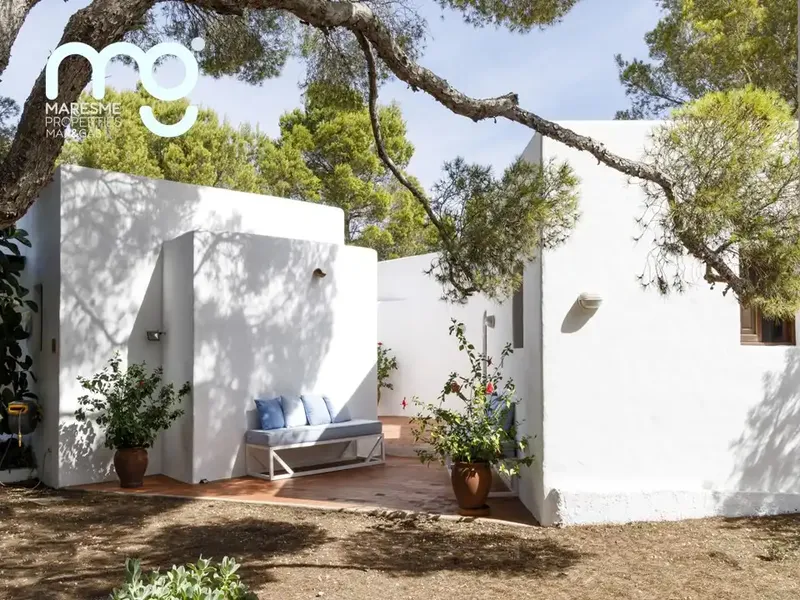 Located 5 minutes from the quiet area of Cala Saona and its crystal-clear turquoise blue beaches on the island of Formentera, this refuge house offers — photo 4