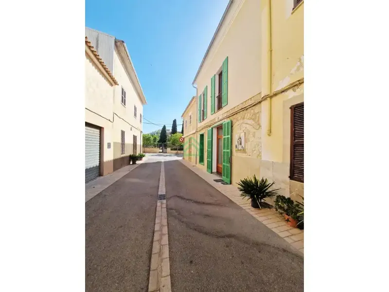 Hay casas que destacan por su ubicación y otras por su espacio. Esta reúne ambas cosas: 245 m² construidos en pleno centro de Manacor, con p — photo 11