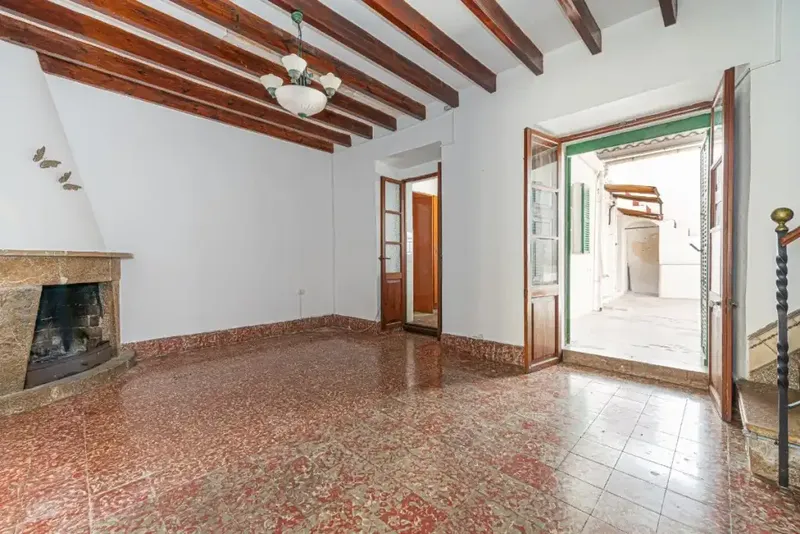 Charming Mallorcan village house for sale in Pollensa, located just a five-minute walk from the lively Plaza Mayor. — photo 3