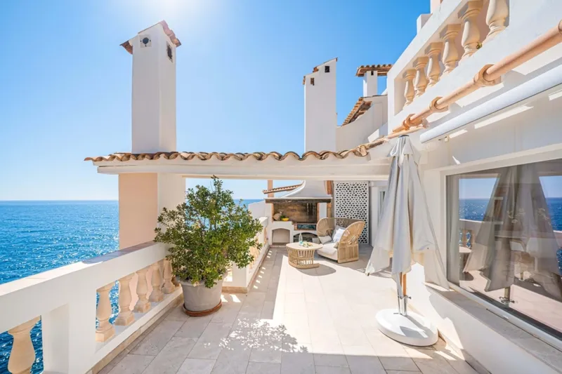 Modern apartment right above the sea — photo 2
