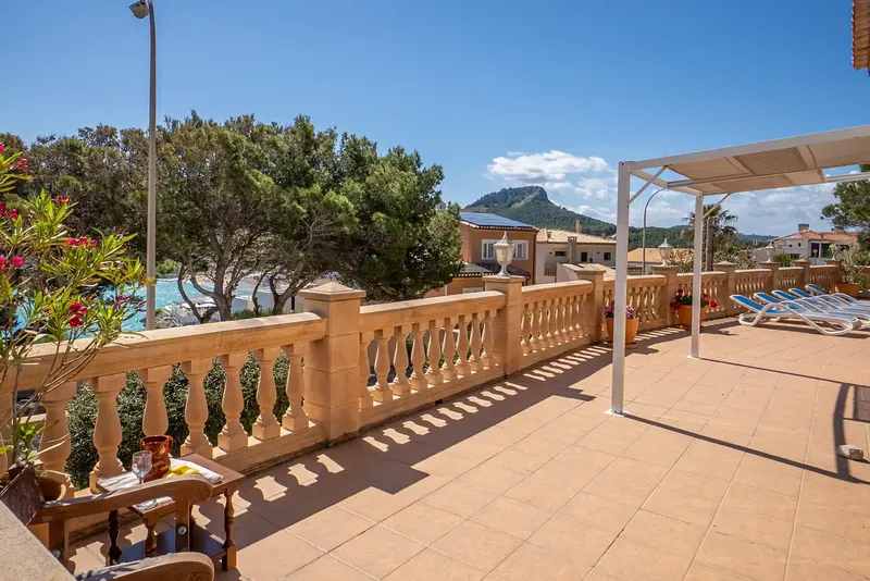 This villa with fantastic sea views in a privileged location in Cala Mesquida combines Mediterranean charm, spacious living and — photo 11