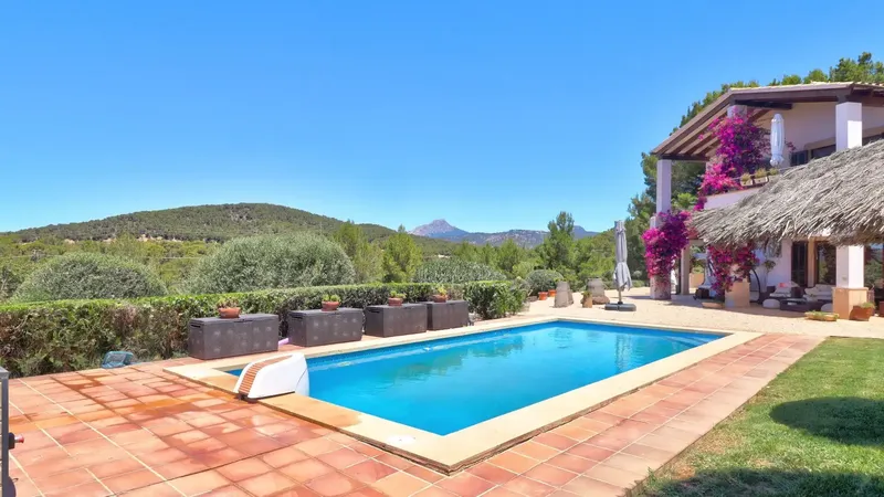 Welcome to this impressive estate in Calvià, Mallorca, offering an unparalleled living experience with its extensive plot of 17.24 — photo 2
