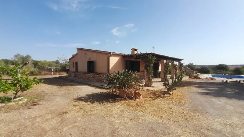 Charming ground-floor finca with pool. Heating and plot near Es Llombards - Santanyi-F 95 — photo 1