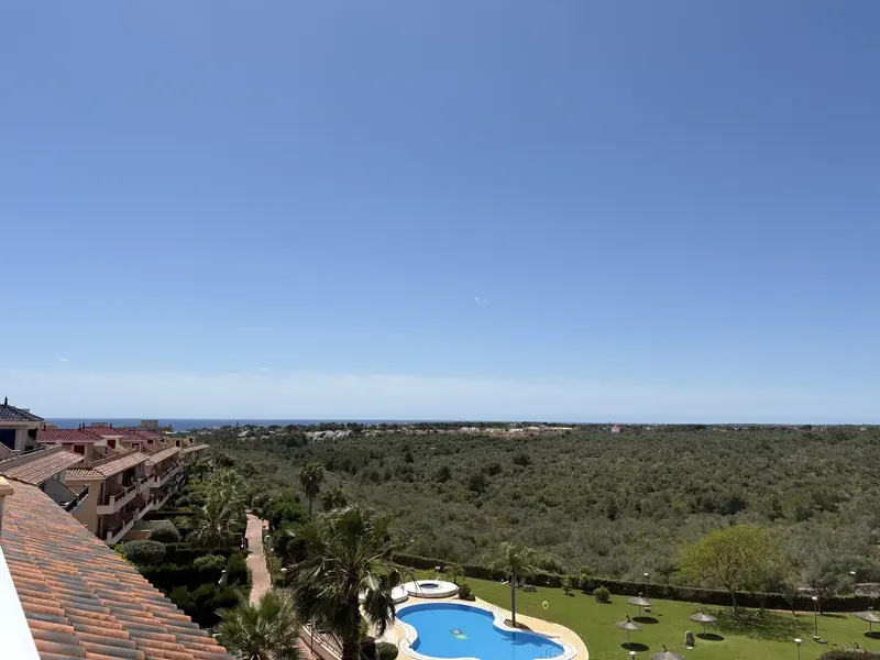 Located in the quiet and natural surroundings of Cales de Mallorca, this cozy penthouse offers a relaxed Mediterranean lifestyle with ample — photo 2