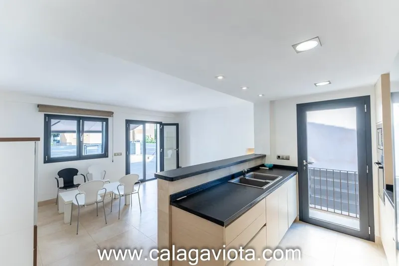 Semi-detached house — photo 8