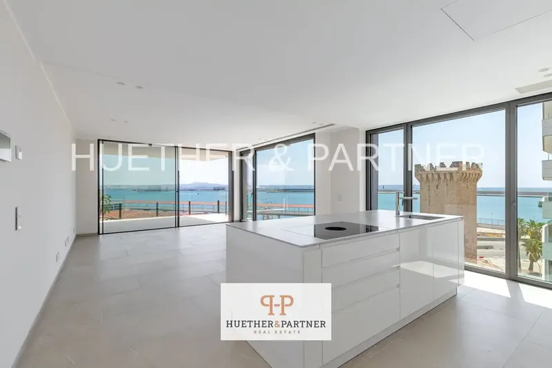 This exclusive newly built apartment is located in a privileged position on the Paseo Marítimo of Palma de Mallorca and impresses — photo 2