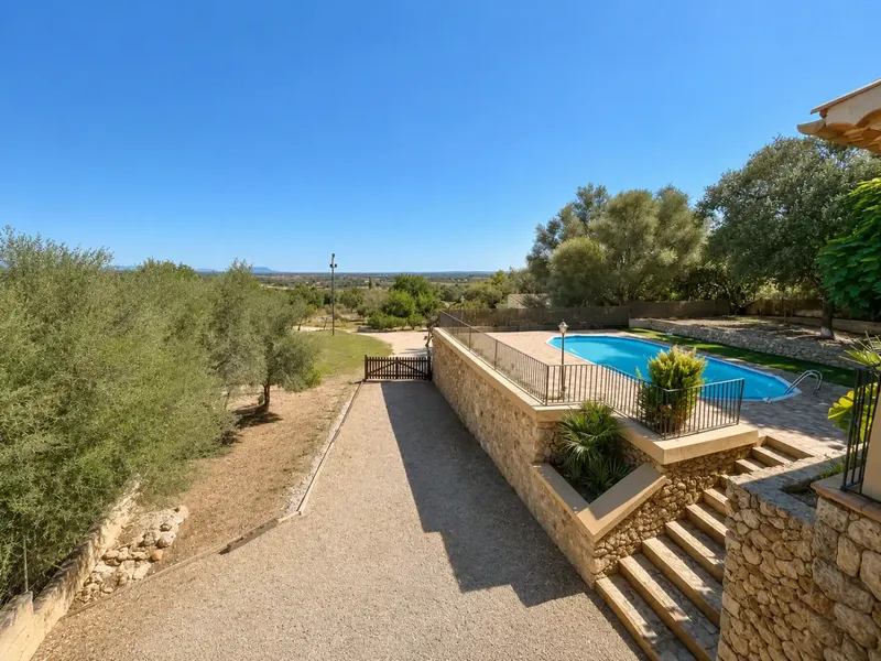 Large Mediterranean finca-style villa in Santa Eugènia, available for long-term rental from 15/08/2026, located in a residential area — photo 10