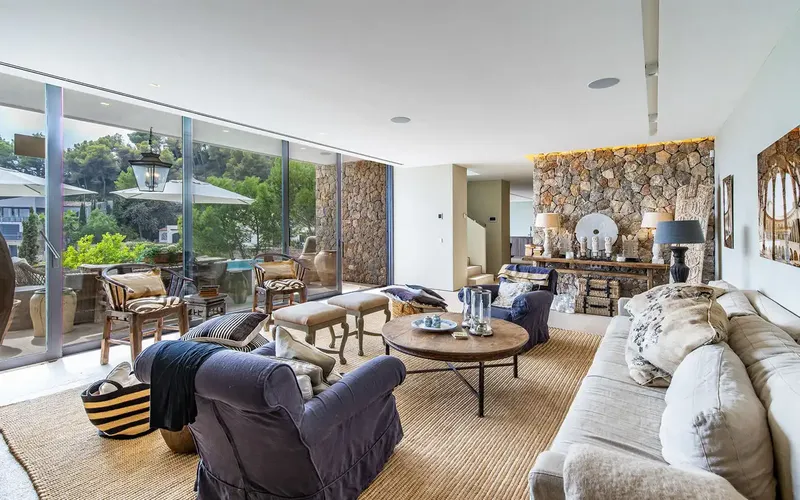 This elegant villa in Genova is located in a coveted area of Palma, a short drive from the city center, and impresses with — photo 6