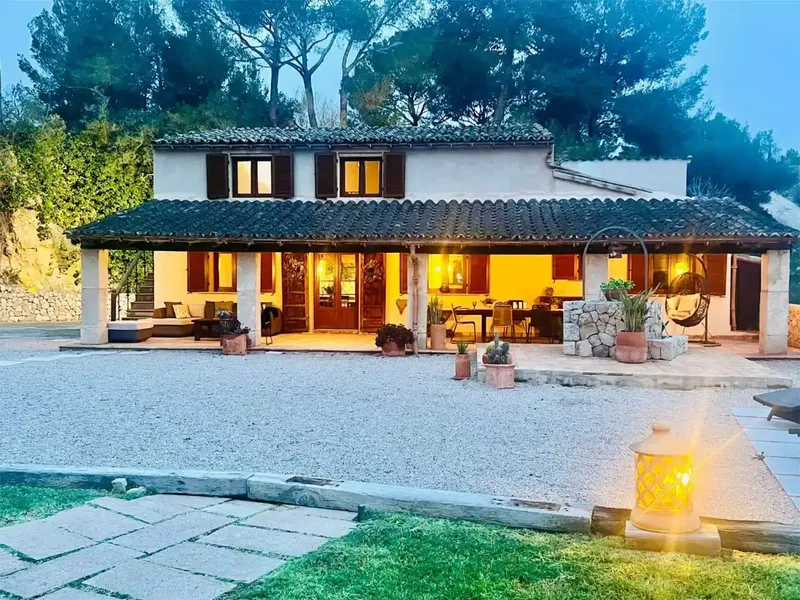 Maravillosa finca rústica en magnífico estado en Calvià con vistas panorámicas y total privacidad. La casa principal tiene dos plantas con t — photo 1