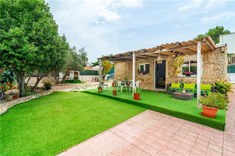 Detached house with a swimming pool on a plot of approximately 1,100 m² — photo 7