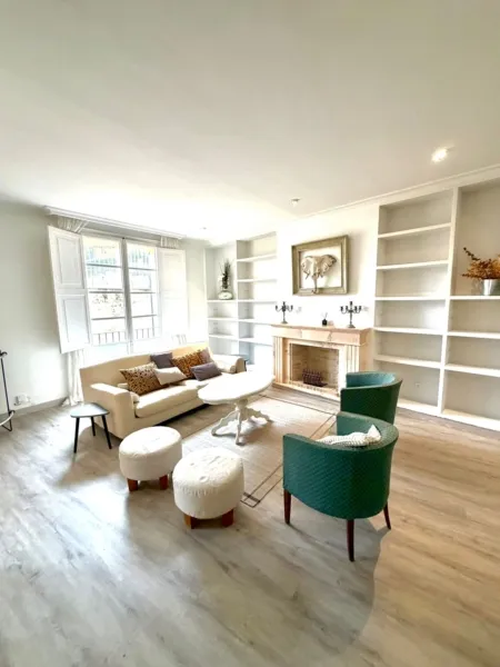 180 sqm Old Town apartment: four bedrooms, original tiles and beams, private terrace — photo 1