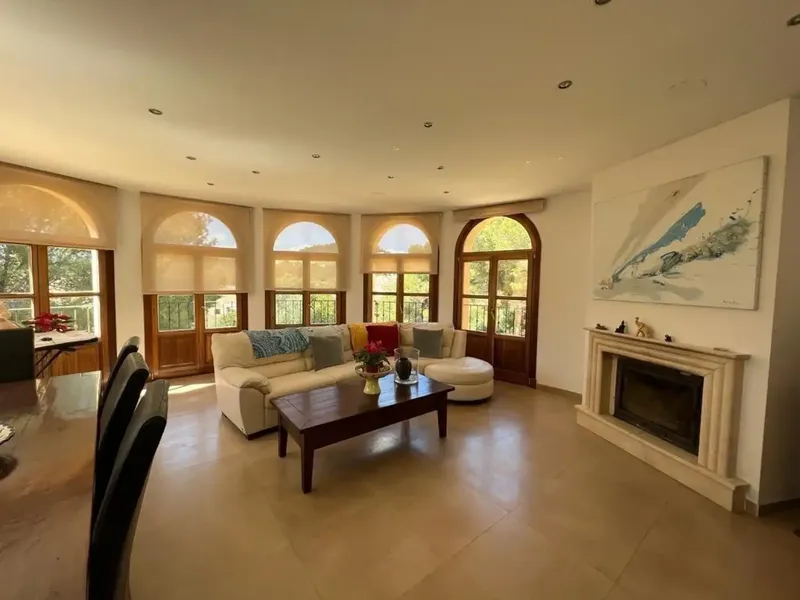 Welcome to this unique chalet in Peguera, perfectly adapted for families, couples and investors. The imposing entrance and the spacious living room — photo 9