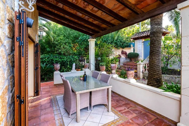 Mediterranean villa with holiday rental licence in a quiet location — photo 3