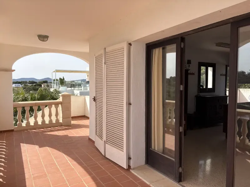 In a highly sought-after location in Cala Serena, this impressive villa is situated on the second line of the sea with stunning views — photo 6