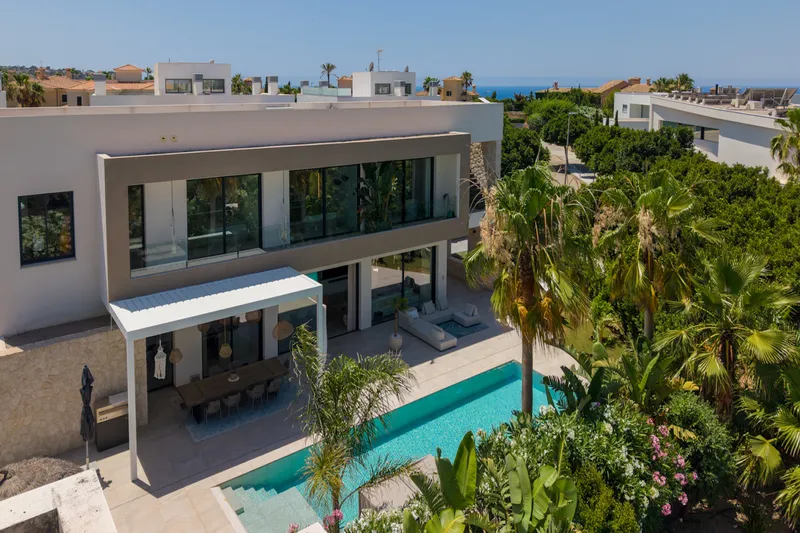 Luxury villa with sea views — photo 1
