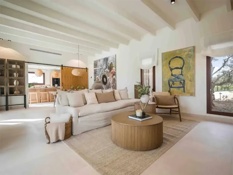 Discover this spectacular luxury villa located in a privileged setting near Santanyí. It sits on a 14,800 m² plot. This property perfectly c — photo 4