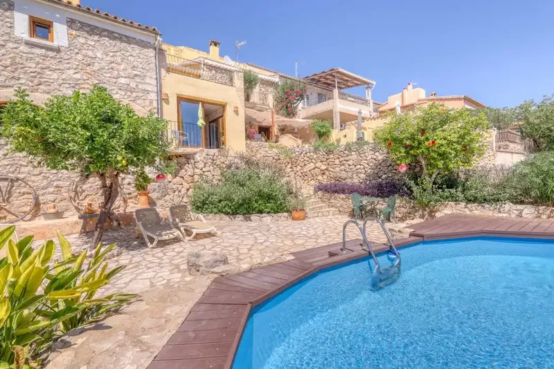 Situada en el pintoresco pueblo de Calvià, esta singular vivienda de estilo rústico se encuentra a un breve paseo del centro del pueblo, don — photo 1
