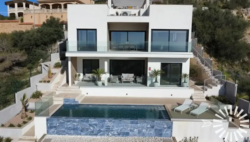 This elegant and modern luxury villa is situated on a hill with views of the bay of Costa de los Pinos. Its elevated position guarantees — photo 5