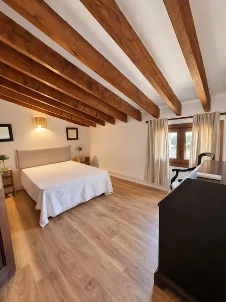 Piedra natural, un gran arco y techos de gran altura con vigas vistas definen el carácter de esta casa de campo tradicional mallorquina ubic — photo 11