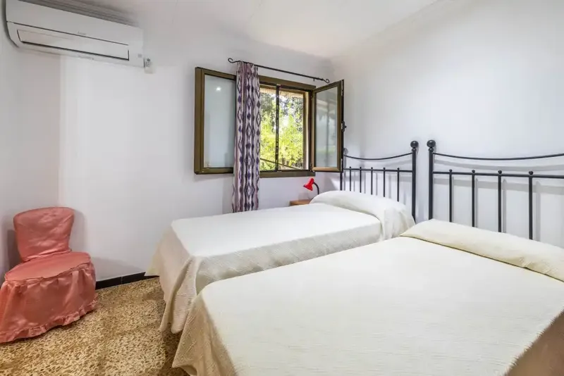 This villa for sale in Son Toni has a lot to offer, enjoying a convenient location with easy access to shops, golf course — photo 11