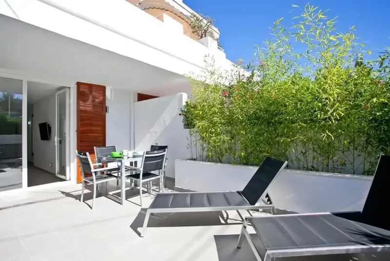 Ground floor apartment for sale in Puerto Andratx, elegantly renovated and located just opposite the prestigious — photo 1