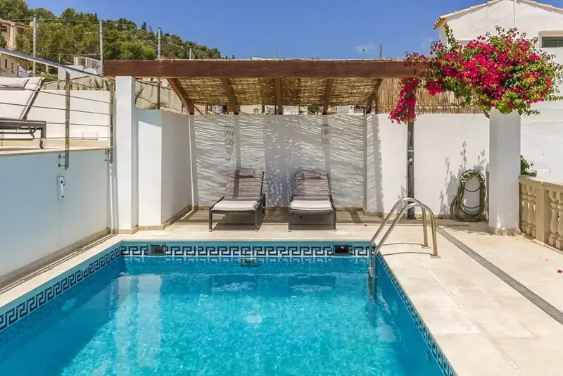 Unique, spacious family townhouse with the best rooftop in the city. With private pool and fantastic chill-out areas, as well as u — photo 12