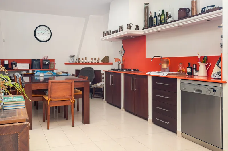 Investment property: multi-family house with versatile uses and expansion potential — photo 7