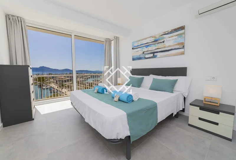 Luxury first line apartment with holiday license in Puerto de Pollensa, Mallorca — photo 2