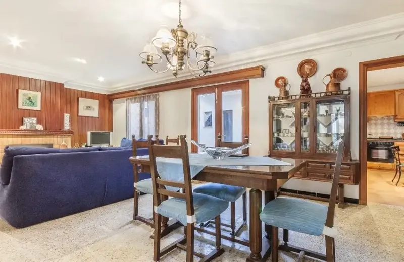 Beautiful five-bedroom, two-bathroom house to renovate. It is a fantastic opportunity to renovate a house to your own taste and ideas, to — photo 5
