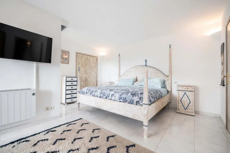 Exclusive penthouse with sea views and a roof terrace in Puerto Pollensa — photo 11