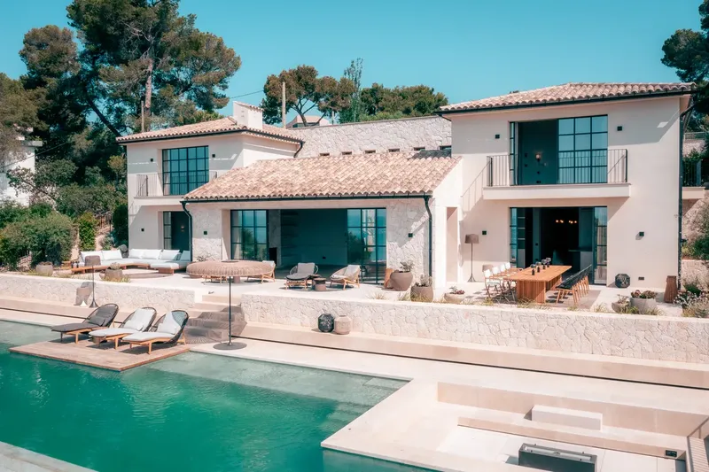Elegant 5-Bedroom Villa in Old Bendinat with Sea Views — photo 2