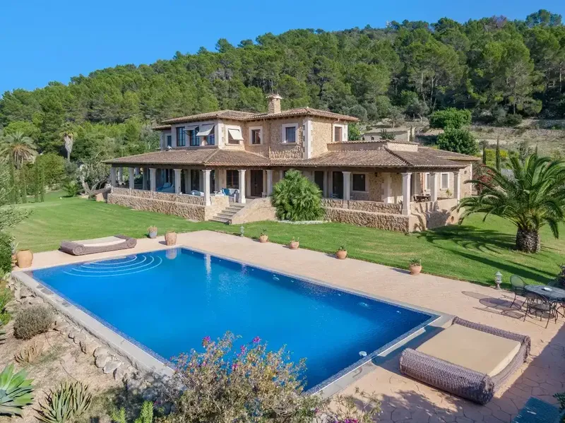 This wonderful luxury house occupies a plot of about 17,535 m2 and is offered for sale in one of the most prominent areas of northern Mallorca — photo 1