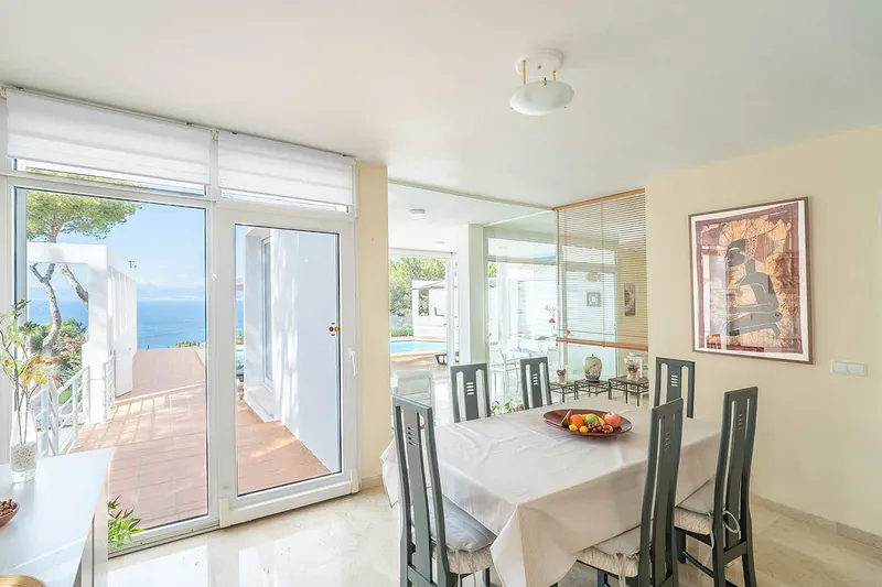 Sun-drenched villa on the first sea line with holiday rental licence — photo 7