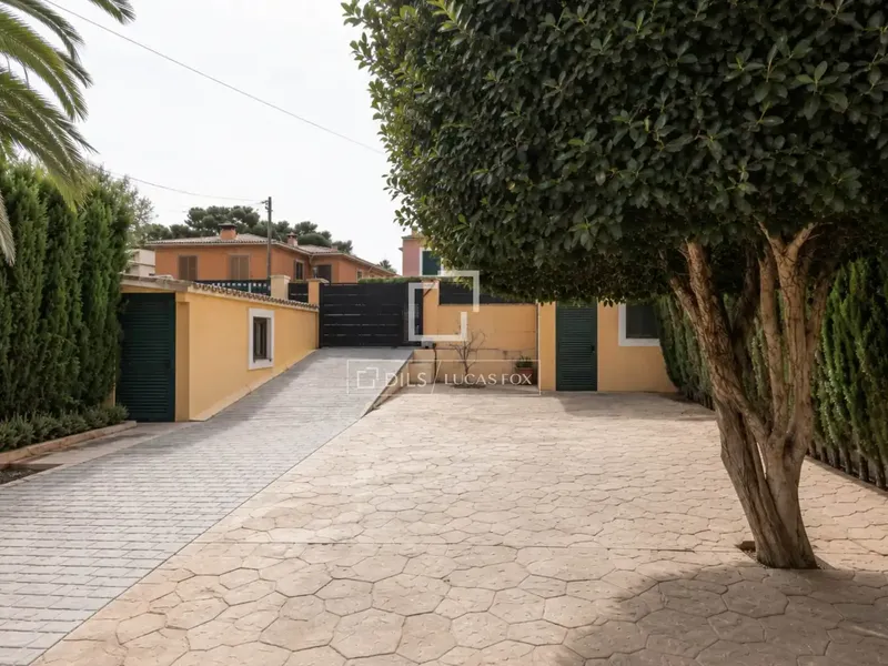 Located in the quiet residential area of Bahía Grande, this detached villa, approximately 175 m² built on a plot — photo 3