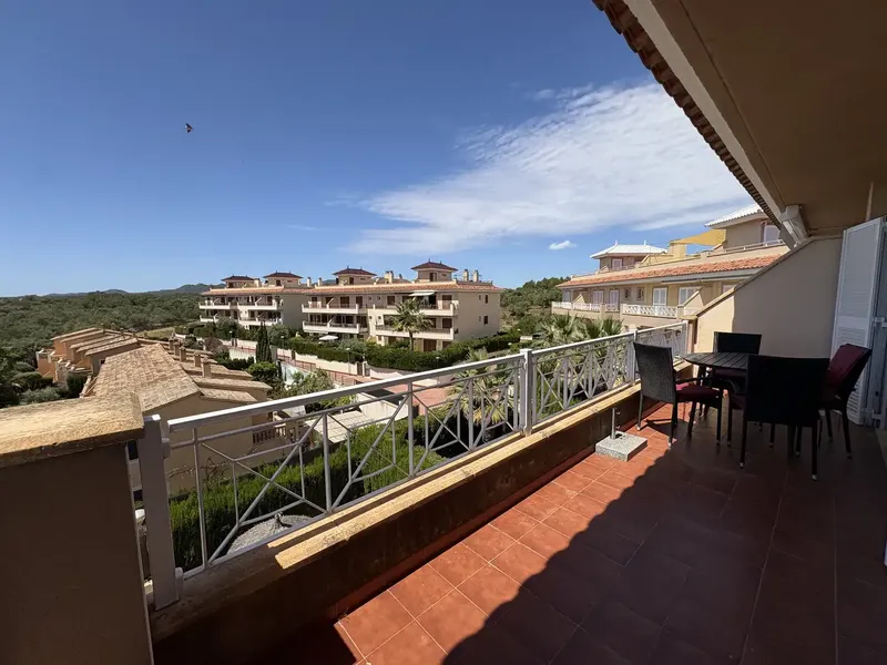 Located in the quiet and natural surroundings of Cales de Mallorca, this cozy penthouse offers a relaxed Mediterranean lifestyle with ample — photo 4