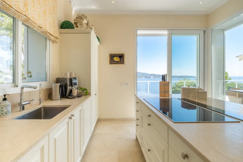Fantastic Mediterranean villa for sale with large pool and private sea access — photo 8