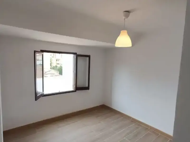 Solo contactar por Whatsapp al telf del anunciante. Ático tercero sin ascensor reformado en calle Luis Marti de Palma en edificio muy lumino — photo 3